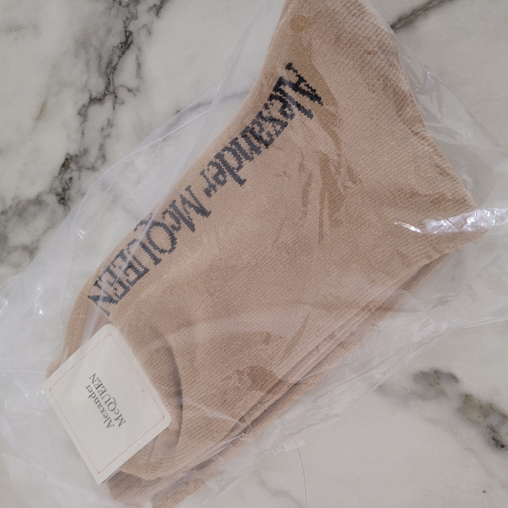 NEW Alexander McQueen Logo Socks Graffiti in Beige Tan - Picture 5 of 5